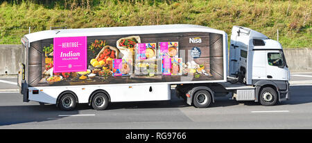 Seitenansicht des Nisa unabhängigen Handelsketten hgv Food Supply Chain Store delivery Lkw Lkw und Fahrer mit Anhänger Werbung indisches Essen England Großbritannien Stockfoto