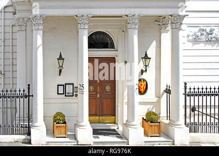 London Belgravia street scene Königliche Norwegische Botschaft Norwegen & Wappen der vorderen Tür Eingang weißem Stuck Terrasse Haus Belgrave Square England Großbritannien Stockfoto