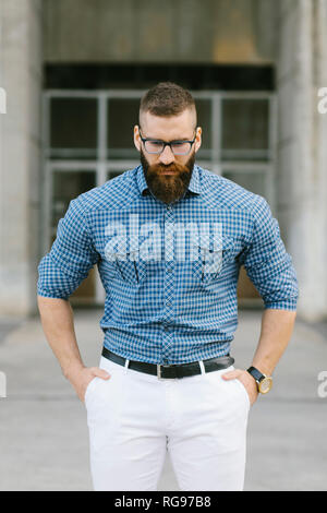 Portrait von bärtigen hipster Geschäftsmann Brillen und Plaid Shirt Stockfoto