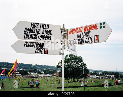 Hand gemalte Zeichen auf dem Glastonbury Festival 2005, würdig, Bauernhof, Somerset, England, Vereinigtes Königreich. Stockfoto