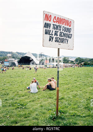 Hand gemalte Zeichen auf dem Glastonbury Festival 2005, würdig, Bauernhof, Somerset, England, Vereinigtes Königreich. Stockfoto