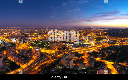 Antenne Stadtbild bei Nacht, Lisbon, Estremadura, Portugal Stockfoto