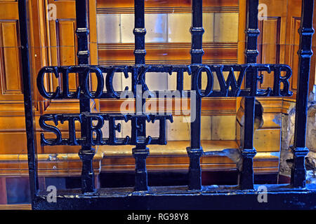 Clock Tower Eingangstor, Refuge Assurance Company Hauptverwaltung, Oxford Road, Manchester, North West England, VEREINIGTES KÖNIGREICH, Stockfoto