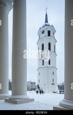 Winter Tag am Glockenturm der Kathedrale von Vilnius, Litauen. Stockfoto