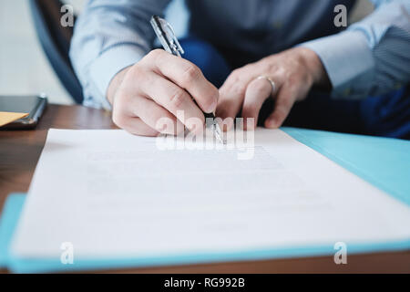 Nahaufnahme der Manager unterzeichnen Vertrag in Business Office Stockfoto