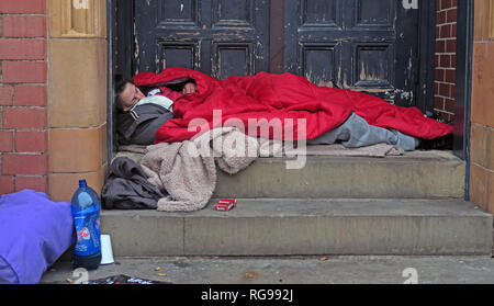 Rough Sleepers, Obdachlose Männer Frauen in Warrington Town Centre, winmarleigh Straße, Warrington, Cheshire, North West England, UK, WA1 1NB Stockfoto