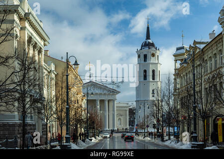 Winter in Vilnius, der Hauptstadt Litauens. Kathedrale von Vilnius in der Ferne. Stockfoto