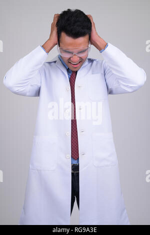 Wütende junge Inder Arzt mit Schutzbrille, betonte Stockfoto