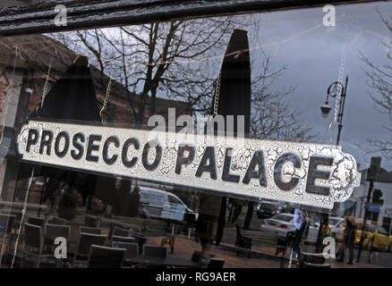 Prosecco Palace Zeichen in einer Bar, Fenster, Maulbeerbaum, Stockton Heide, Warrington, Cheshire, North West England, UK, WA4 2AF Stockfoto