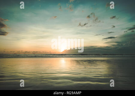 Der Sonnenuntergang über dem ruhigen Wasser Oberfläche. Malerische twilight asiatischen Landschaft. Herbst Sonne in der bunten Himmel über dem Ozean. Die Ruhe. Stockfoto
