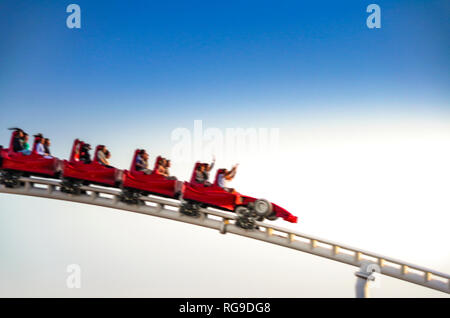 Malerischer Blick auf Formel Rossa coaster im Ferrari World Vergnügungspark in Yas Island, Abu Dhabi. Nahaufnahme mit Motion Blur Filter Stockfoto