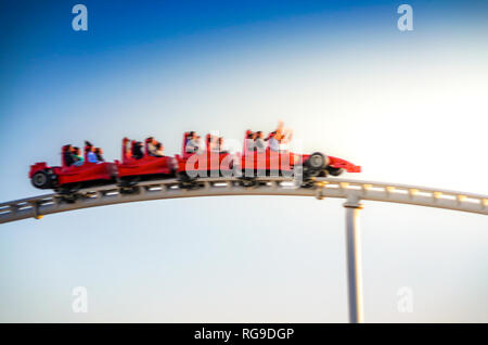 Malerischer Blick auf Formel Rossa coaster im Ferrari World Vergnügungspark in Yas Island, Abu Dhabi. Nahaufnahme mit Motion Blur Filter Stockfoto