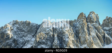 Die schneebedeckten Berge Rocky Peaks in den Dolomiten, Südtirol, Italien Stockfoto