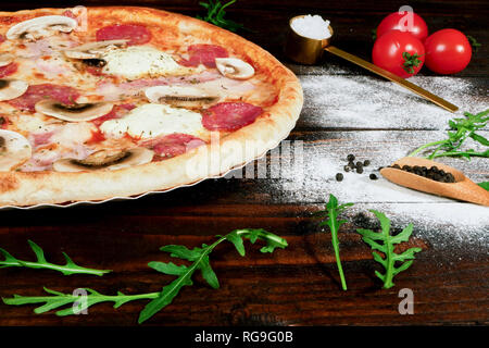 Rustikales Haus bildete Pilz pizza Stockfoto