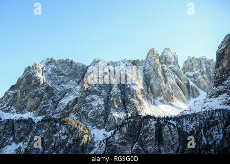 Die schneebedeckten Berge Rocky Peaks in den Dolomiten, Südtirol, Italien Stockfoto