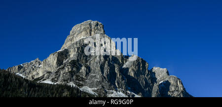 Sassongher Peak von Corvara in Badia in den Dolomiten, Südtirol, Italien gesehen. Schönen sonnigen Tag im Winter Stockfoto