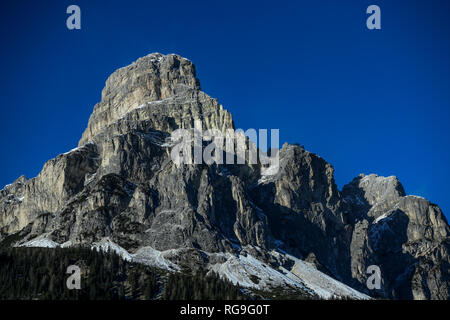 Sassongher Peak von Corvara in Badia in den Dolomiten, Südtirol, Italien gesehen. Schönen sonnigen Tag im Winter Stockfoto