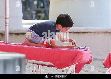 Simon Cowell Sohn Eric spielen am Strand von Sandy Lane Hotel in Barbados mit seiner Nanny Mit: Eric Cowell Wo: Barbados Wann: 28 Dec 2018 Credit: WENN.com Stockfoto