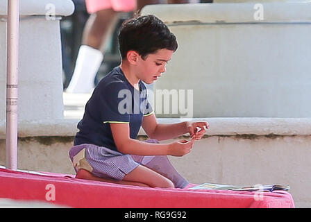 Simon Cowell Sohn Eric spielen am Strand von Sandy Lane Hotel in Barbados mit seiner Nanny Mit: Eric Cowell Wo: Barbados Wann: 28 Dec 2018 Credit: WENN.com Stockfoto