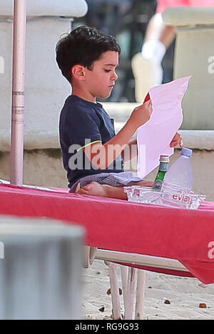 Simon Cowell Sohn Eric spielen am Strand von Sandy Lane Hotel in Barbados mit seiner Nanny Mit: Eric Cowell Wo: Barbados Wann: 28 Dec 2018 Credit: WENN.com Stockfoto