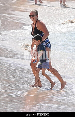 Simon Cowell Sohn Eric spielen am Strand von Sandy Lane Hotel in Barbados mit seiner Nanny Mit: Eric Cowell Wo: Barbados Wann: 28 Dec 2018 Credit: WENN.com Stockfoto