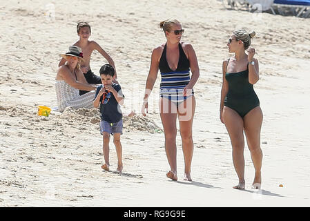 Simon Cowell Sohn Eric spielen am Strand von Sandy Lane Hotel in Barbados mit seiner Nanny Mit: Eric Cowell Wo: Barbados Wann: 28 Dec 2018 Credit: WENN.com Stockfoto