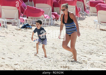 Simon Cowell Sohn Eric spielen am Strand von Sandy Lane Hotel in Barbados mit seiner Nanny Mit: Eric Cowell Wo: Barbados Wann: 28 Dec 2018 Credit: WENN.com Stockfoto