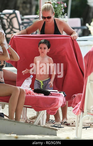 Simon Cowell Sohn Eric spielen am Strand von Sandy Lane Hotel in Barbados mit seiner Nanny Mit: Eric Cowell Wo: Barbados Wann: 28 Dec 2018 Credit: WENN.com Stockfoto