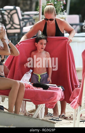 Simon Cowell Sohn Eric spielen am Strand von Sandy Lane Hotel in Barbados mit seiner Nanny Mit: Eric Cowell Wo: Barbados Wann: 28 Dec 2018 Credit: WENN.com Stockfoto