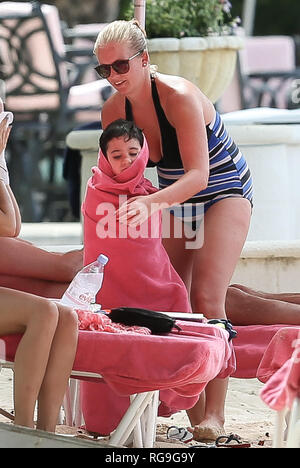 Simon Cowell Sohn Eric spielen am Strand von Sandy Lane Hotel in Barbados mit seiner Nanny Mit: Eric Cowell Wo: Barbados Wann: 28 Dec 2018 Credit: WENN.com Stockfoto