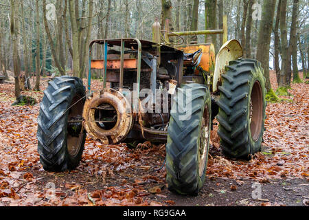 Stillgelegte logging Traktor in einer verwalteten Waldflächen in Norflk, UK. Stockfoto