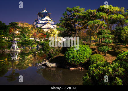 Blick auf die Burg von Osaka aus dem Garten bei Nacht, Japan Stockfoto