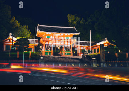 Haupttor des Yasaka Schrein nachts, Kyoto. Japan. Stockfoto