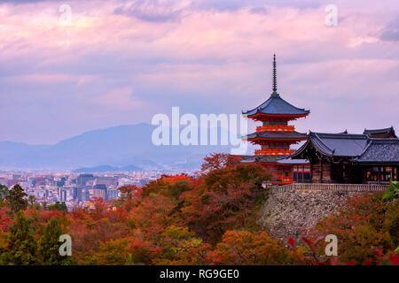 Sonnenaufgang über Sanjunoto Pagode und Tempel Kiyomizu-dera in die Herbstsaison, Kyoto Stockfoto