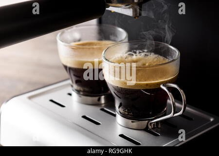 Close up frischen Kaffee in der Espressomaschine Stockfoto