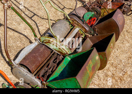 Ein Sortiment von Push Rasenmäher mit Schneiden Sammeln Boxen auf einer landwirtschaftlichen Ausstellung in Norfolk, Großbritannien. Stockfoto