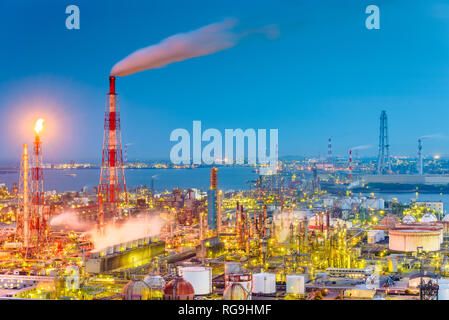 Fabriken und Produktionsanlagen in der Dämmerung in Yokkaichi, Japan. Stockfoto