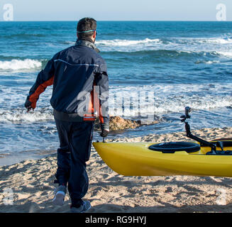 TORREVIEJA, SPANIEN - 05. Januar 2019: Eine Gruppe von Männern, die gemächlich mit einem Kajak in das Meer bei Pangkor Island für eine Mannschaft. Stockfoto