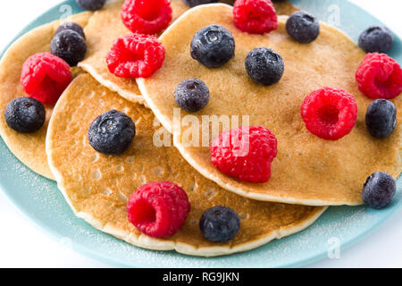 Pfannkuchen mit Himbeeren und Blaubeeren auf weißem Hintergrund. Nahaufnahme Stockfoto