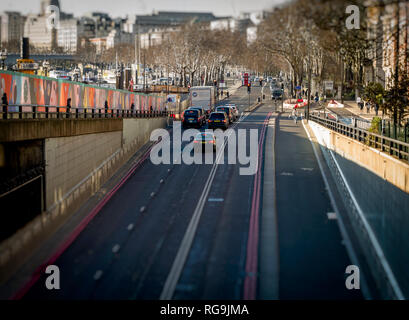 Radfahrer mit TFL Zyklus Superhighway in Upper Thames Street, London. Eröffnet im Jahr 2016. Stockfoto