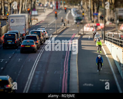 Radfahrer mit TFL Zyklus Superhighway in Upper Thames Street, London. Eröffnet im Jahr 2016. Stockfoto