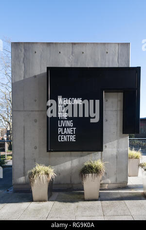 Der Living Planet Center, dem Sitz der World Wildlife Fund (WWF) in Woking, Surrey, Großbritannien. Signage außerhalb des Gebäudes. Stockfoto