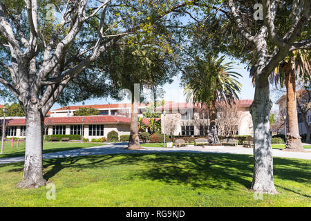 Februar 17, 2018 Santa Clara/CA/USA - Landschaft in Santa Clara University Campus an einem sonnigen Wintertag, South San Francisco Bay Area, Kalifornien Stockfoto