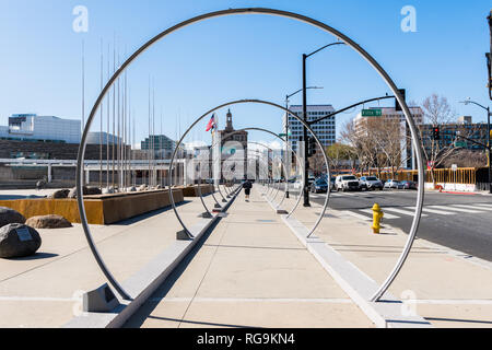 Februar 21, 2018 San Jose/CA/USA - Die vorübergehende 'Sonic Landebahn'art Installation vor dem Rathaus, Tages-, Silicon Valley Stockfoto