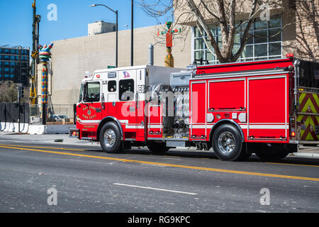 Februar 21, 2018 San Jose/CA/USA - Firetruck, ausgegossen Street in der Innenstadt von San Jose, South San Francisco Bay Area. Stockfoto