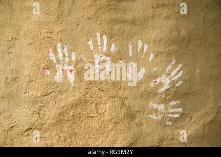 Indien. Bihar. Katari nahen Dorf. Weiß Handabdrücke auf einer Schlamm Wand. Stockfoto