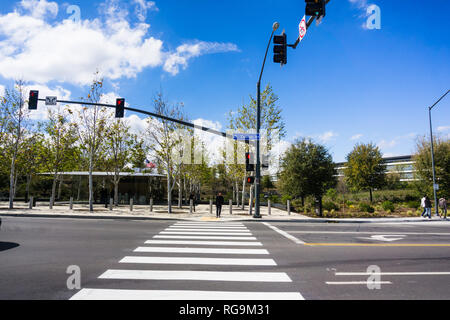 März 8, 2018 Cupertino/CA/USA - zebrastreifen vor dem neuen Apple Büros im Silicon Valley, South San Francisco Bay Area. Stockfoto