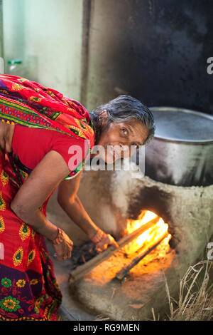 Indien. Bihar. Motihari. Kochen auf einem modifizierten Herd, wird weniger Holz und produziert weniger rauchen. Stockfoto