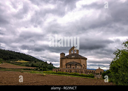 Santa María de Eunate bei Sonnenuntergang Stockfoto