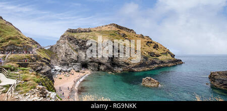 Tintagel Insel und Strand. Einschließlich Merlin's Cave. Cornwall. Legendäre Heimat von König Arthur. Stockfoto